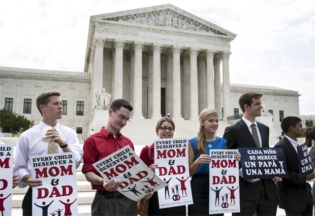 Opositores do casamento gay protestam nesta sexta-feira em Washington, em frente à Suprema Corte (Foto: Joshua Roberts/Reuters)