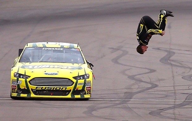 Carl Edwards comemora vitória na etapa da NASCAR (Foto: Getty Images)