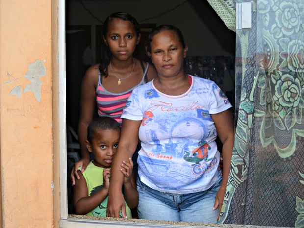 Faxineira Maria Marinês conta que a filha de 13 anos se arruma todos os dias para ir a escola, mas retorna pois não há cadeiras (Foto: Quésia Melo/G1)