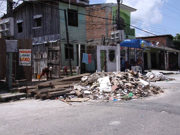 Fiscalização da Sesan notificou moradores que despejaram lixo nas ruas de Belém (Foto: Sesan/Divulgação)