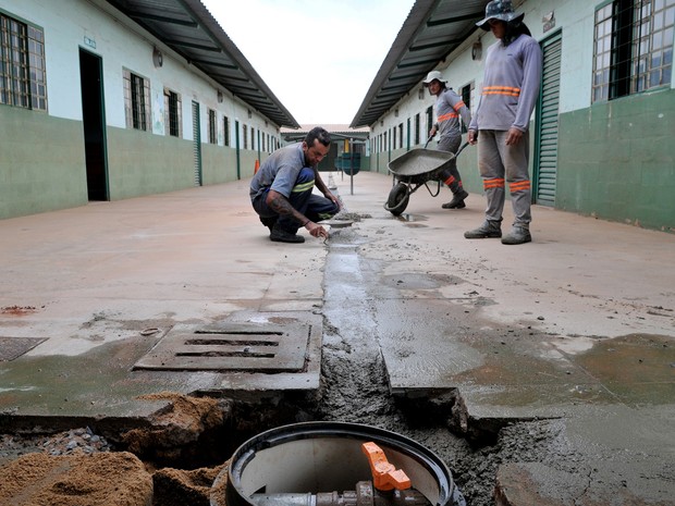 Operários trabalham na Escola Classe 1 da Estrutural para conter vazamento de gás tóxico (Foto: Tony Winston/Agência Brasília) Operários trabalham na Escola Classe 1 da Estrutural para conter vazamento de gás tóxico (Foto: Tony Winston/Agência Brasília)