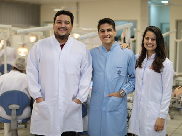 Fernando Tabosa (aluno do curso de odontologia), Marcelo Vitoriano (professor do curso de odontologia) e Luana Almeida (aluna do curso de odontologia) são alguns dos idealizadores do projeto (Foto: Ares Soares/Unifor) Fernando Tabosa (aluno do curso de odontologia), Marcelo Vitoriano (professor do curso de odontologia) e Luana Almeida (aluna do curso de odontologia) são alguns dos idealizadores do projeto (Foto: Ares Soares/Unifor)