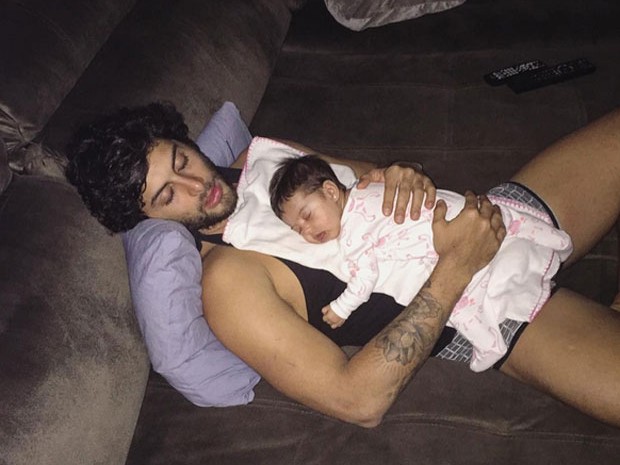 Jesus Luz posa com a filha, Malena (Foto: Instagram/ Reprodução)