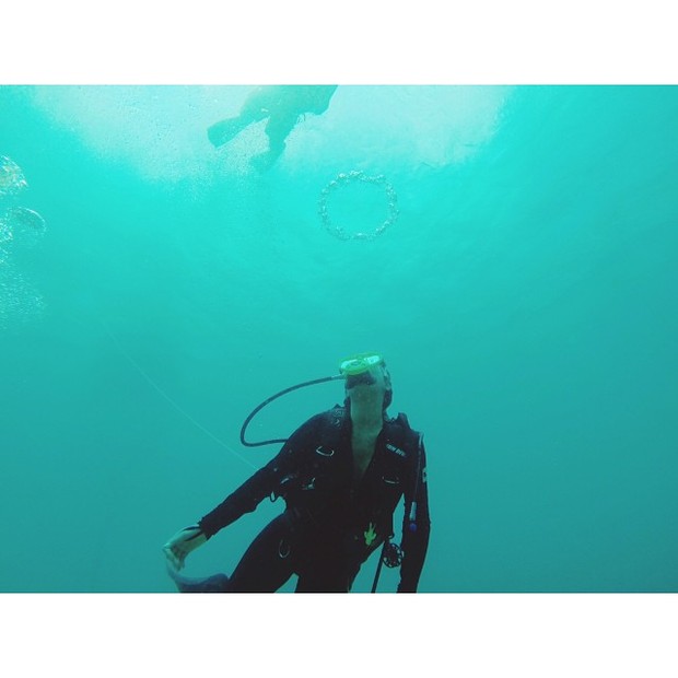 Bruna Marquezine mergulha em Fernando de Noronha (Foto: Reprodução/Instagram)