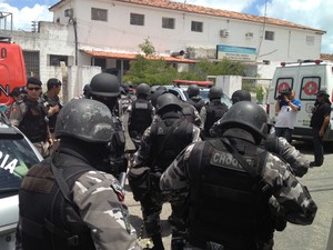 Tropa do Batalhão de Choque se prepara para entrar no presídio do Roger em João Pessoa durante rebelião (Foto: Walter Paparazzo/G1)