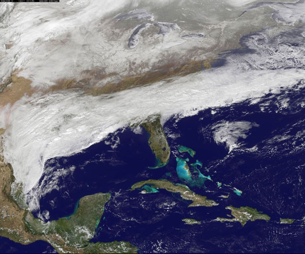 Imagem de satélite mostra nuvens associadas à tempestade de neve que atinge o sudeste dos EUA nesta quarta-feira (12) (Foto: Nasa/AFP)