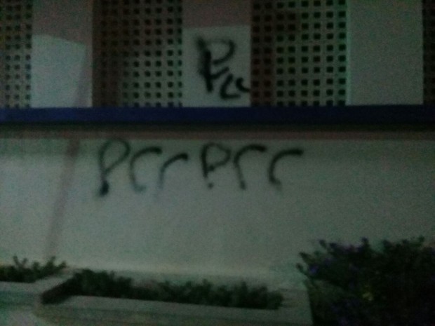 Criminosos picharam 'PCC' no muro da prefeitura de Nova Cruz  (Foto: Divulgação/PM)