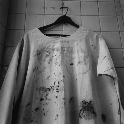 A roupa do hospital com uma mistura de sangue e tinta (Foto: Graciela Iturbide)
