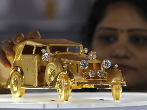 A miniatura de um Rolls Royce RRR65 de ouro é uma das atrações de uma exposição de joias e gemas preciosas organizada na cidade de Chennai, na Índia. O carro mostrado na ‘Gem and Jewellery India International Exhibition 2013’ é de ouro maciço e pesa 1,5 kg. O país é o maior consumidor mundial do metal precioso. O valor da peça não foi divulgado. (Foto: Babu/Reuters)