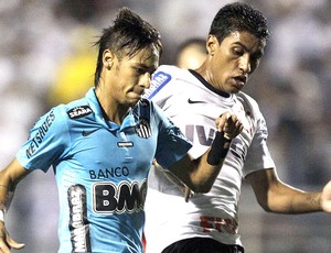 Neymar e Paulinho na partida do Corinthians contra o Santos (Foto: Nelson Antoine / AP)