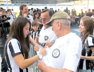 Gandula Fernanda Botafogo Engenhão (Foto: André Casado / Globoesporte.com)