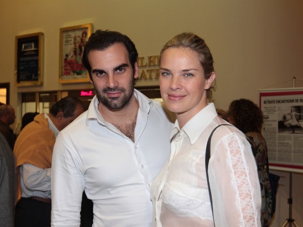 Letícia Birkheuer com o marido, Alexandre Fumanovich, em espetáculo em São Paulo (Foto: Leo Franco/ Ag. News)