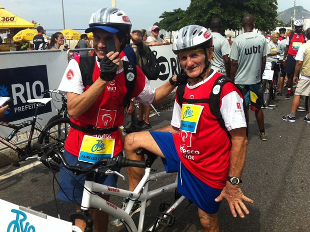 Aurélio Costa, de 46 anos, e o amigo maratonista Francisco Mello, de 72, se conhecem há 10 anos  (Foto: Cristiane Cardoso/G1)