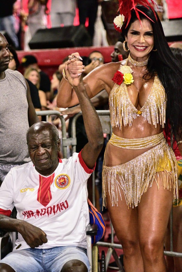 Raissa Machado, rainha de bateria da Viradouro, e Seu Arídio, guardião da Bateria Furacão Vermelho (Foto: Carlos Papacena / Divulgação) Raissa Machado, rainha de bateria da Viradouro, e Seu Arídio, guardião da Bateria Furacão Vermelho (Foto: Carlos Papacena / Divulgação)