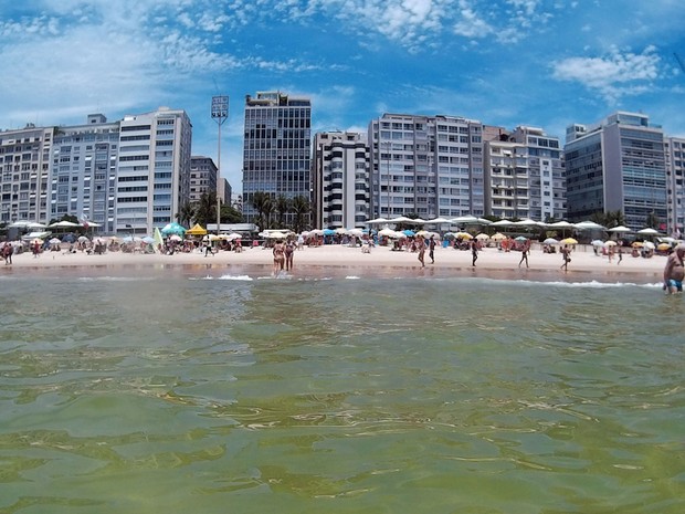 Vista do Posto 6, em Copacabana, de dentro do mar (Foto: JosÃ© Raphael BerrÃªdo / G1)