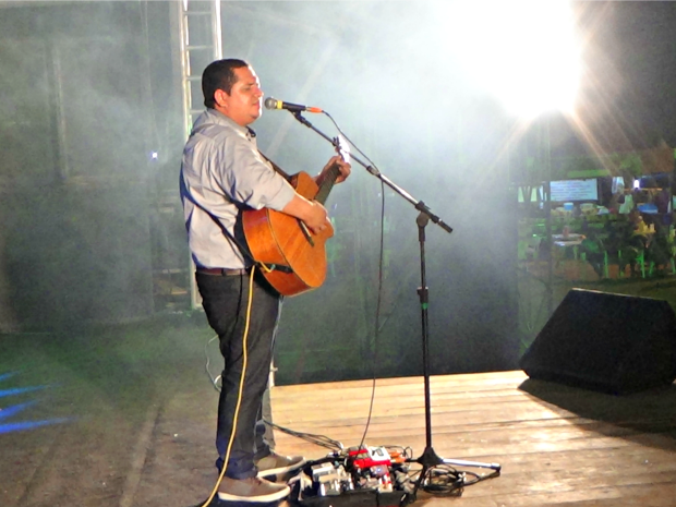 Show gospel marcou a abeetura do festival em Feijó (Foto: Vanísia Nery/ G1)