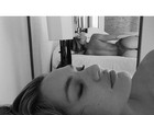 Candice Swanepoel posa na cama e espelho revela calcinha fio-dental