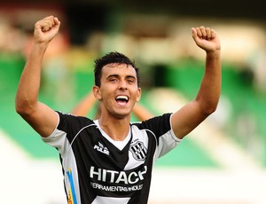 Uendel comemora vitória da Ponte Preta no dérbi contra o Guarani (Foto: Marcos Ribolli / Globoesporte.com)