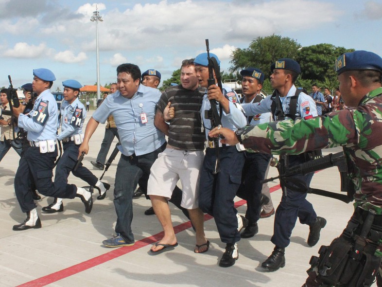 O australiano Matt Christopher, bêbado, causou confusão ao ficar agressivo durante um voo de Bribaine à Bali, na Indonésia. Foi dado um alerta de sequestro e o voo teve de fazer uma aterrissagem forçada depois que Christopher tentou entrar na cabine do pi