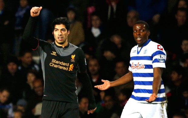  Luis Suarez comemora gol do Liverpool sobre o QPR (Foto: Reuters)