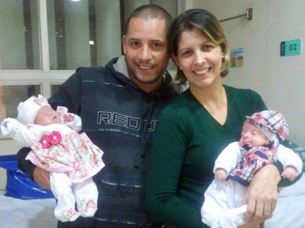 Foto dos bebês Artur e Gabriela, dois dos quíntuplos do casal João e Karina (Foto: Reprodução/Facebook/Karina Barreira)