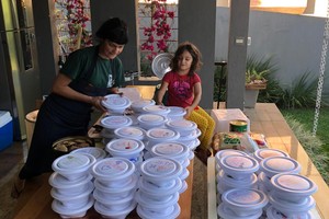 Manu Buffara com as filhas em Curitiba, um misto de cozinha com ateliê