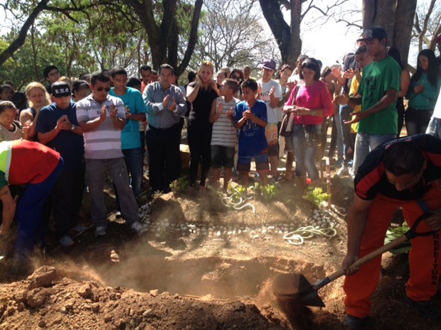 Familiares batem palma no enterro de Eduardo Bernardino Cesar (Foto: Paula Paiva Paulo/G1)