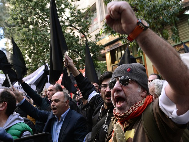 Manifestantes protestam contra a alta de impostos na Grécia (Foto: Louisa Gouliamaki / AFP)