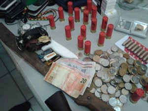 Uma quantia em dinheiro também foi apreendida com o suspeito  (Foto: Divulgação/PM)
