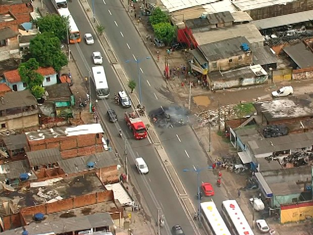 G1 Protesto Bloqueia Um Dos Sentidos Da Avenida Suburbana Em Salvador Notícias Em Trânsito 