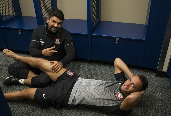 Para seguir longe das lesões, Renato Augusto levará preparador para China