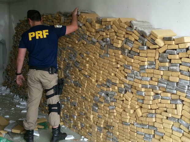 Câmera em rodovia flagra maconha caindo de caminhão no PR Drogavideoprf1