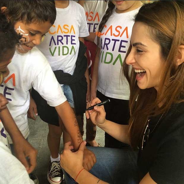 Cleo Pires se diverte com as criaças do projeto Casa Arte e Vida (Foto: Reprodução/Instagram)