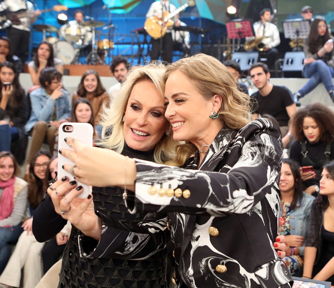Angélica tira uma foto com Ana Maria Braga no 'Altas Horas' (Foto: Carol Caminha/Gshow) Angélica tira uma foto com Ana Maria Braga no 'Altas Horas' (Foto: Carol Caminha/Gshow)
