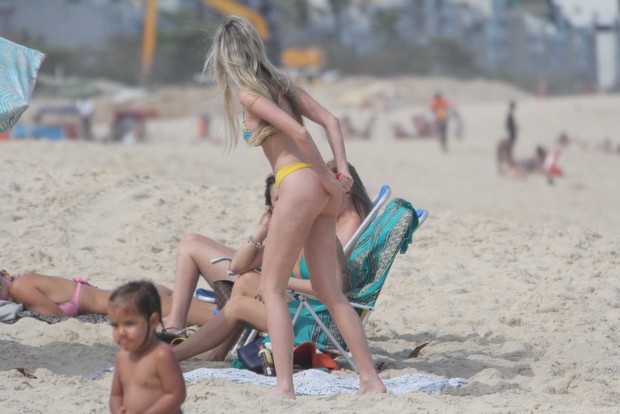 Bárbara Evans na praia (Foto: AgNews)