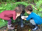 Bia Antony posta fotos das filhas bebendo água de fonte
