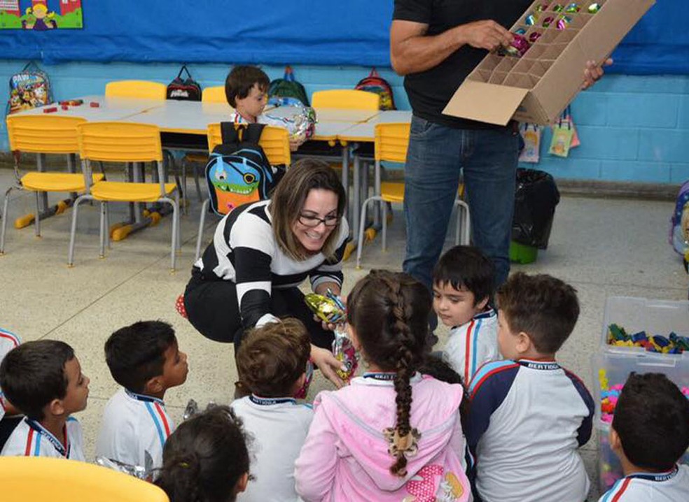 Vanessa Matheus, primeira dama de Bertioga (SP), entrega ovos de Páscoa para alunos da rede pública (Foto: Divulgação/Prefeitura de Bertioga)
