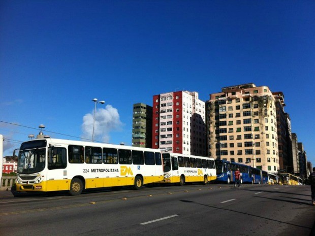 Ônibus param no centro do Recife por aumento de salário (Foto: Kety Marinho/TV Globo)