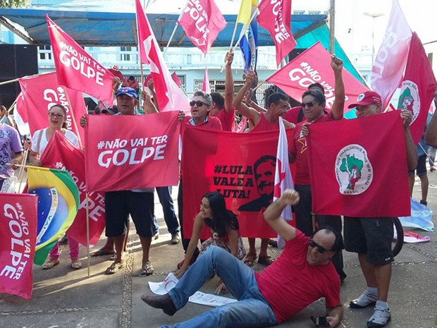 Manifestantes em ato pró-Dilma na Praça de Fátima, em Imperatriz (MA) (Foto: Antônio Pinheiro/TV Mirante)