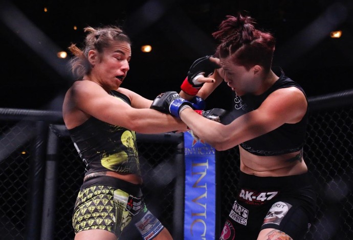 Marina Shafir (esq.) foi nocauteada em apenas 37s por Amber Leibrock no Invicta FC 13 (Foto: Evelyn Rodrigues)