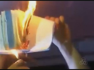 Bíblia foi queimada em sarau realizado dentro da Universidade Federal do Acre (Foto: Reprodução/Rde Amazônica)