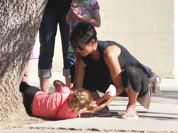 X17 - Grávida, Halle Berry com a filha Nahla em Los Angeles, nos Estados Unidos (Foto: X17/ Agência)