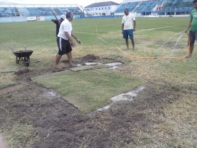 Obras aceleradas no gramado do Estádio Sernamby, em São Mateus (Foto: Divulgação/AA São Mateus)