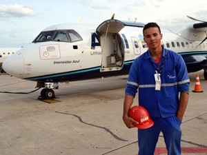 Operário Daniel Brito dos Santos no aeroporto de Viracopos (Foto: Leandro Filippi / G1)