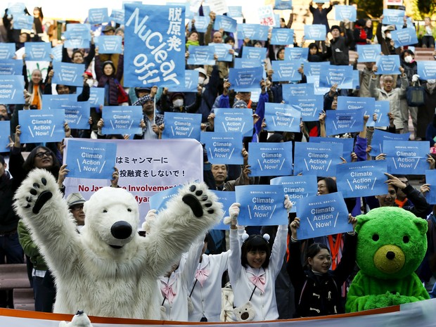 Japoneses fazem protesto em favor da proteção do clima em Tóquio neste sábado (28), um dia antes do início da COP21 (Foto: Thomas Peter/Reuters)