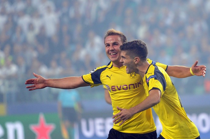 Gotze e Pulisic comemoram primeiro gol do Borussia diante do Légia (Foto: AP)