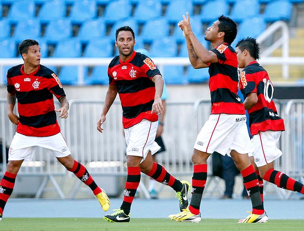 Hernane comemora gol do Flamengo contra o Quissamã (Foto: André Portugal / Vipcomm)