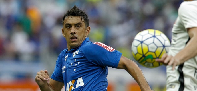 Robinho, volante do Cruzeiro (Foto: Gualter Naves/Light Press)