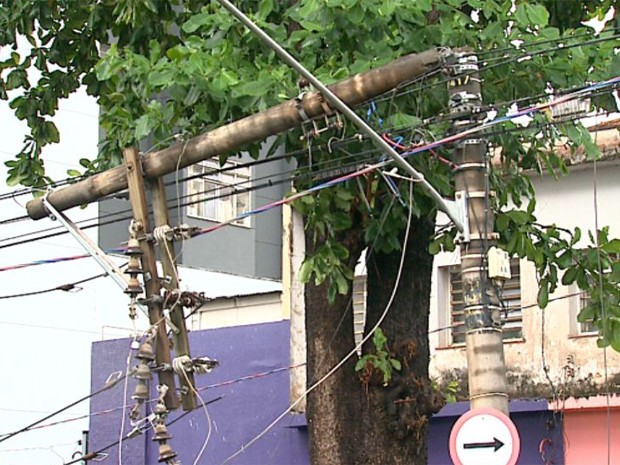 Ventania quebra poste de energia em Ribeirão Preto (Foto: Antonio Luiz/EPTV)