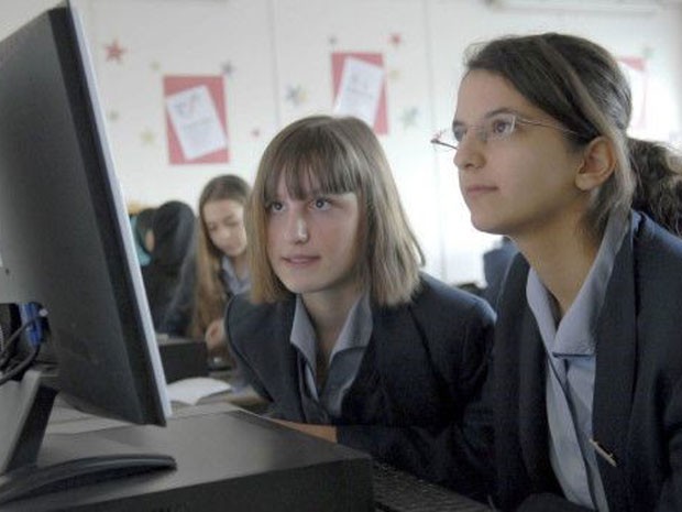 Alunos que usaram computadores com muita frequência na escola tiveram resultados piores em leitura online (Foto: BBC Brasil)